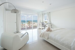 4 bedrooms, iron/ironing board, internet, bed sheets - Oceanfront Penthouse with Private Rooftop Pool (Oranjestad)