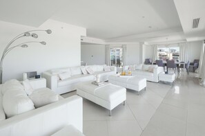TV - Oceanfront Penthouse with Private Rooftop Pool (Oranjestad)