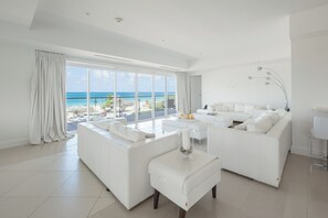 TV - Oceanfront Penthouse with Private Rooftop Pool (Oranjestad)