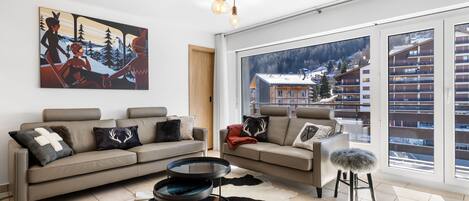 Una televisión, una chimenea, un reproductor de DVD