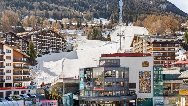 A ski resort with multiple buildings, including a hotel with balconies and a ski lift in the background. - Christiania I A8 - 6 pers - ski in&out (Haute-Nendaz)
