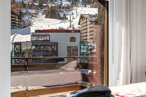 A hotel room with a view of a snowy mountain and ski lift. - Christiania I A8 - 6 pers - ski in&out (Haute-Nendaz)