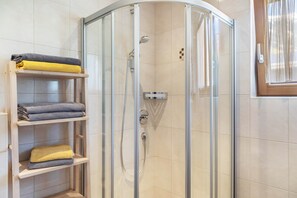 Dusche, Haartrockner, Handtücher