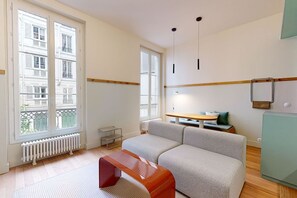 House - Joivy Charming 2-bed Flat w/ Shared Spaces (Paris)