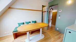 1 bedroom - Joivy 10 Douai 1BR Velux (Paris)
