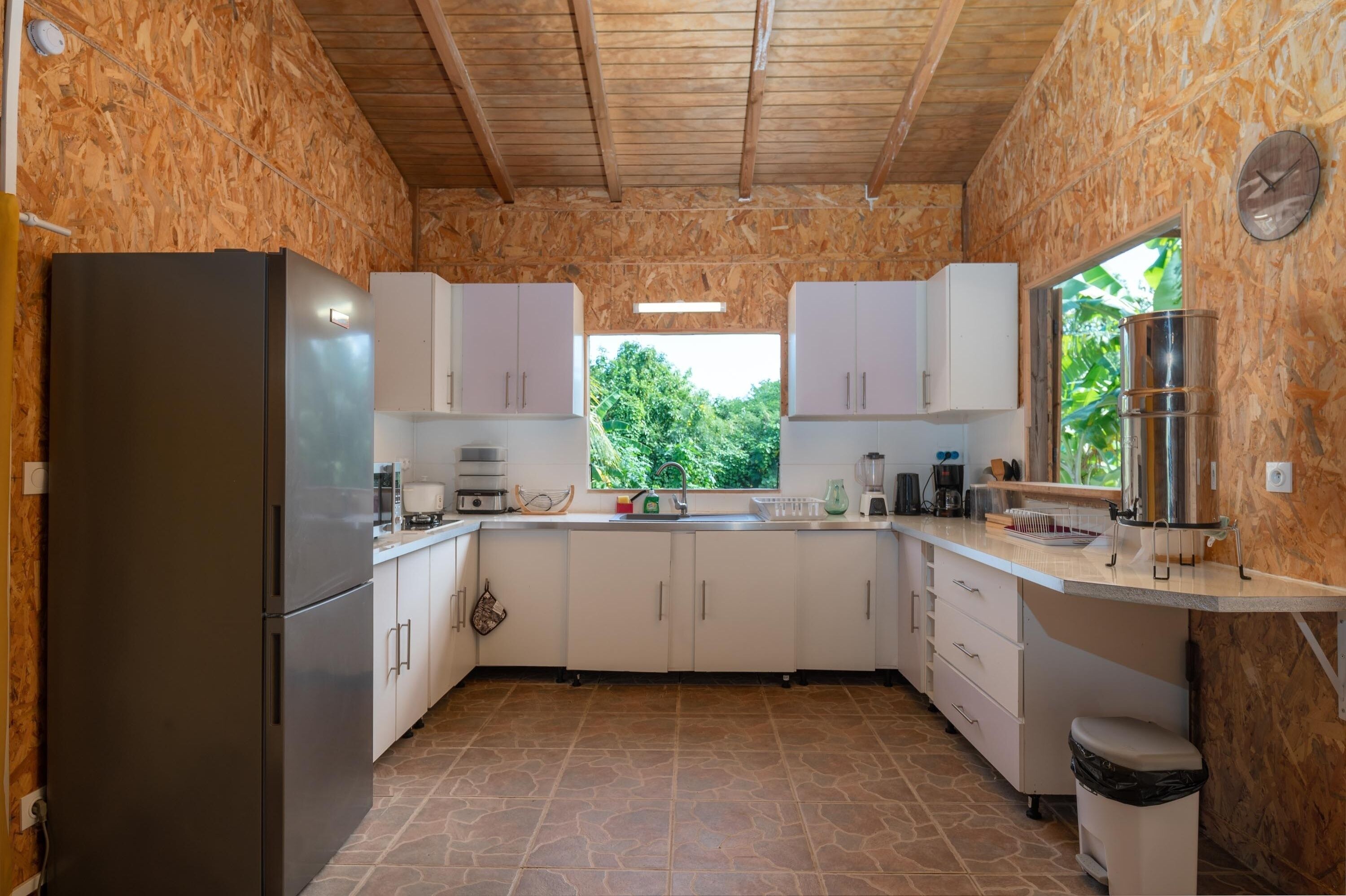 Réfrigérateur, micro-ondes, four, cafetière/bouilloire