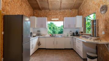 Réfrigérateur, micro-ondes, four, cafetiÚre/bouilloire