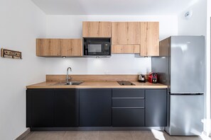 Fridge, microwave, oven, dishwasher - Casa Fangu - Balcon avec Vue Port et Montagnes (Lumio)