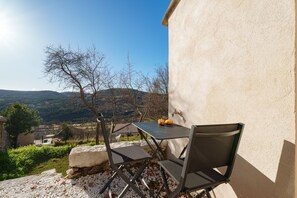 Outdoor dining - Le Cocon de la Combe - Maisonnette pour 4p (Coursegoules)