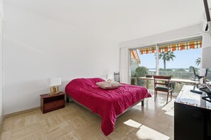 Een strijkplank/strijkijzer, gratis wifi, beddengoed