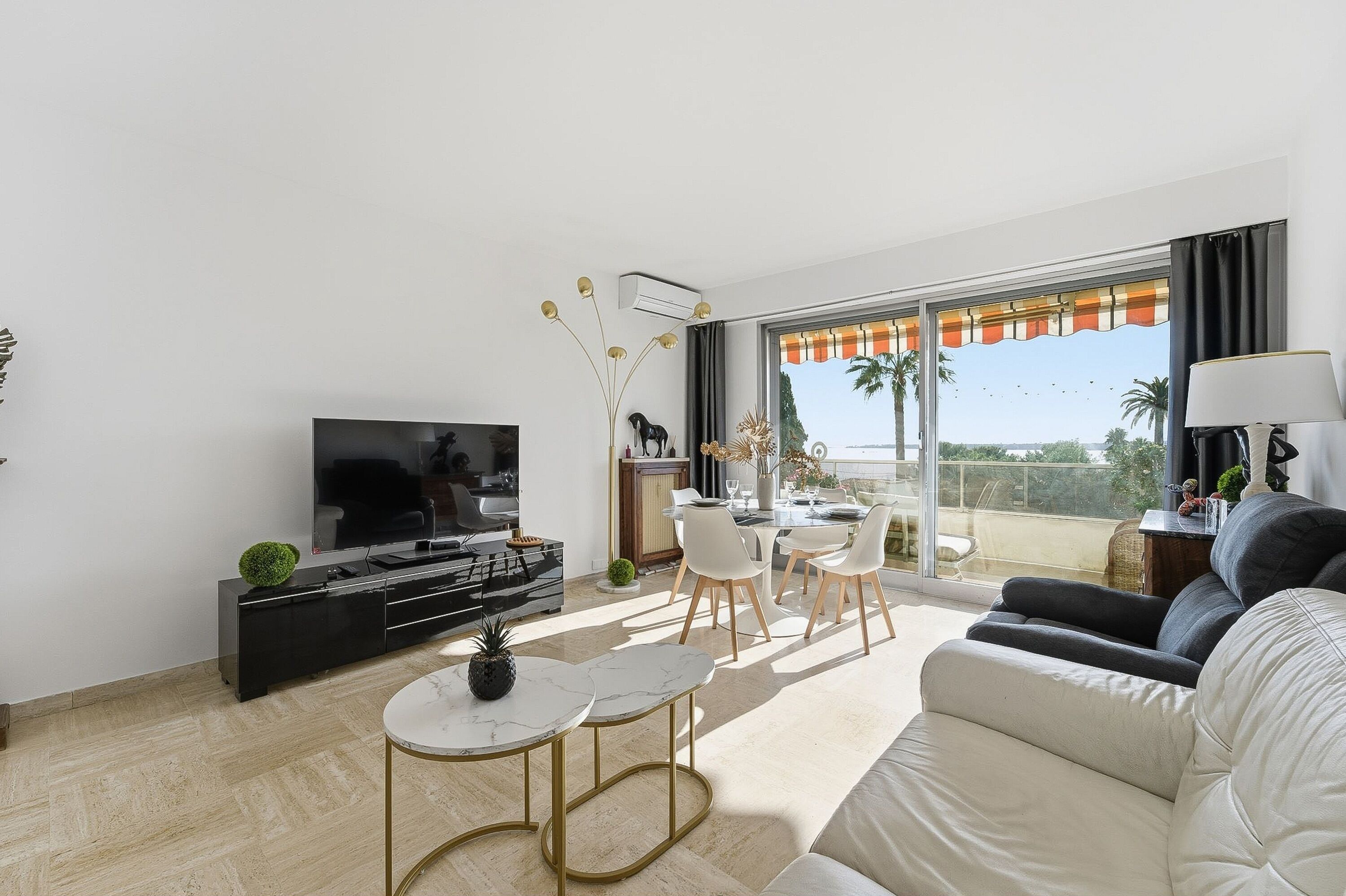 Una televisión, un reproductor de DVD