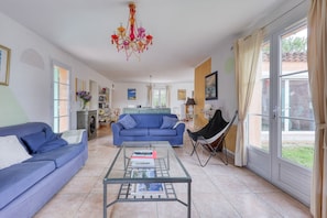 TV, DVD player, stereo - La Villa des Vignes - Climatisée avec piscine (Le Val)