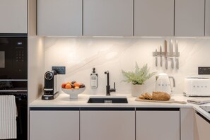 Wasserkocher mit Kaffee-/Teezubehör, Kühlschrank, Mikrowelle, Ofen