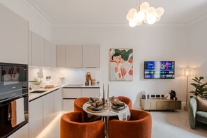 Wasserkocher mit Kaffee-/Teezubehör, Kühlschrank, Mikrowelle, Ofen