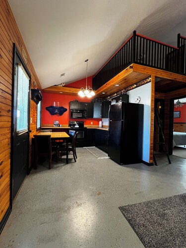 Stay in cozy cabin 3 off of Lake of the Ozarks in beautiful Sunrise Beach, MO