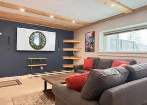 TV - Bearathon- Shuttle on shuttle off, Hot tub, pool! (Killington)