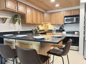 Fridge, microwave, oven, stovetop - Bearathon- pool, Hot tub, Near Bike Park and Golf (Killington)