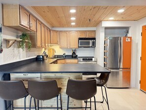 Kylskåp, mikrovågsugn, ugn och spishäll