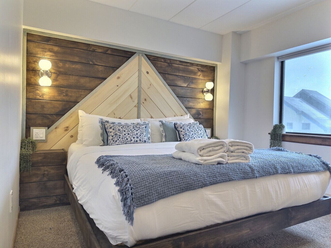 Schreibtisch, Bügeleisen/Bügelbrett, Reisekinderbett, WLAN