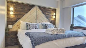 Schreibtisch, Bügeleisen/Bügelbrett, Reisekinderbett, WLAN