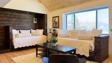 Schreibtisch, Bügeleisen/Bügelbrett, Reisekinderbett, WLAN