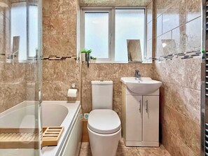 Shower, shampoo - Charming 3 bedroom house in Chelmsford (Essex)
