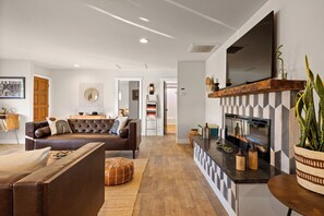 TV connectée, cheminée, table de tennis de table, livres