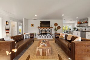 TV connectée, cheminée, table de tennis de table, livres