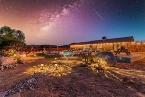 Property grounds - 4BR Private Home, Large Pool, Spa, Firepit, Minutes to Joshua Tree National Park (Joshua Tree)