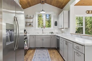 Fridge, microwave, oven, stovetop - Cozy, Super Clean Farm Cottage  w/ Hot Tub – 10 Min to Glacier National Park (Martin City)
