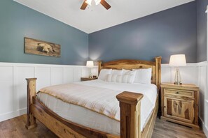 2 bedrooms, iron/ironing board, travel cot, free WiFi - Cozy, Super Clean Farm Cottage  w/ Hot Tub – 10 Min to Glacier National Park (Martin City)