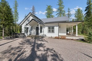 Exterior - Cozy, Super Clean Farm Cottage  w/ Hot Tub – 10 Min to Glacier National Park (Martin City)