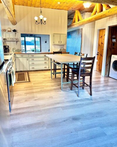 Morissette Base Camp - Lakeside Cozy Retreat for families and hikers