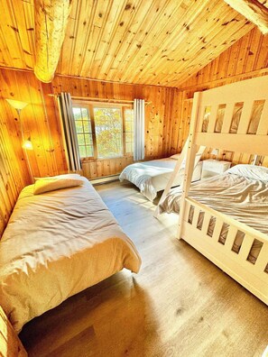 Desk, WiFi, bed sheets