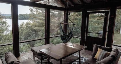 Lakeside Cozy Retreat : Morissette Base Camp