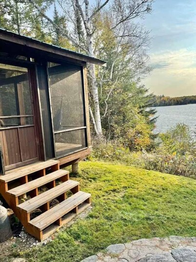Morissette Base Camp - Lakeside Cozy Retreat for families and hikers