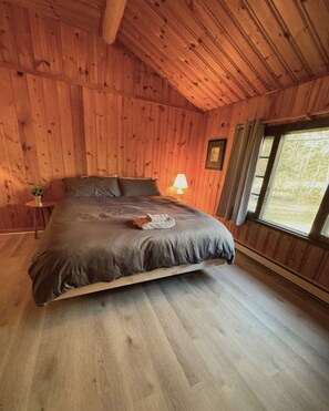 Escritorio, wifi y ropa de cama 