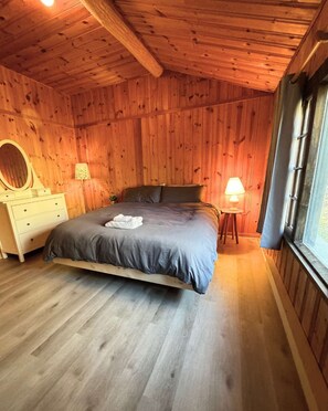 Escritorio, wifi y ropa de cama 