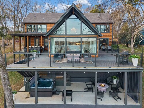 Luxury Lakefront Retreat 30 mins from Nashville