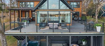 Luxury Lakefront Retreat 30 mins from Nashville