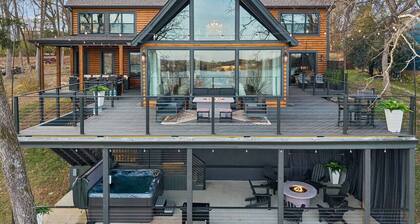 Luxury Lakefront Retreat 30 mins from Nashville