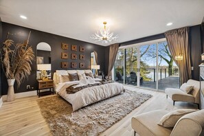 Escritorio, tabla de planchar con plancha, wifi y ropa de cama 