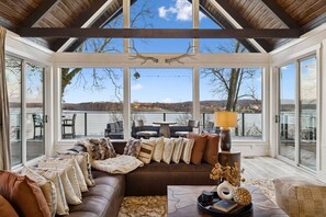 Televisión y chimenea 