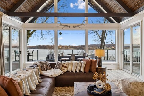 Luxury Lakefront Retreat 30 mins from Nashville