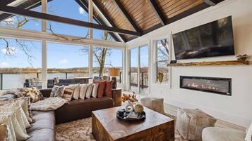 Télévision, cheminée