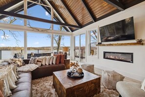 Televisión y chimenea 