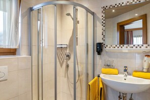 Dusche, Haartrockner, Handtücher
