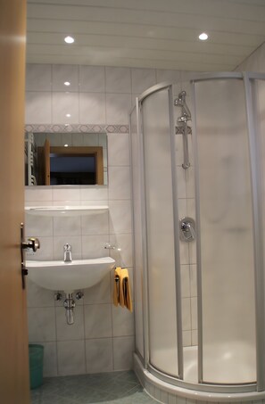 Douche, sèche-cheveux, serviettes fournies