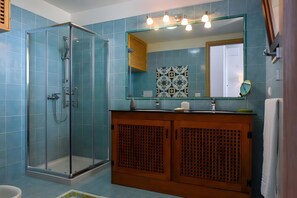 Regadera, secadora de cabello, toallas 