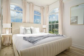 Schreibtisch, Bügeleisen/Bügelbrett, Reisekinderbett, WLAN